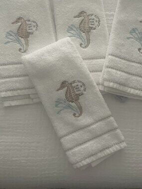 AVANTI HOME HAND TOWELS EMBROIDERED SEAHORSE DESIGN S/4 WHITE TAN NWOT COASTAL